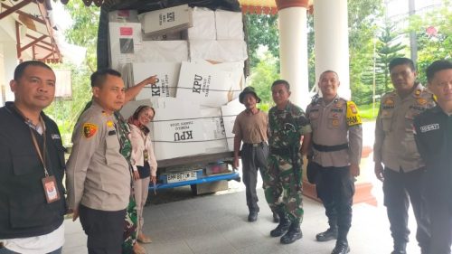 Foto Pengamanan Logistik Pemilu di Payung Sekaki Berjalan Aman dan Lancar