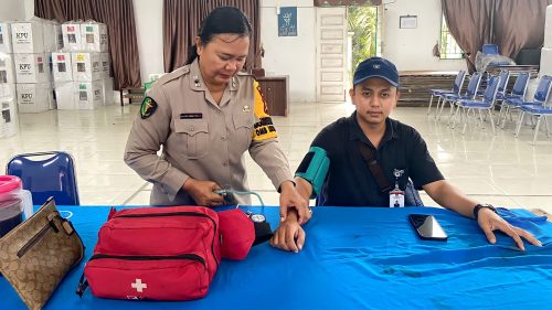 Foto Polres Siak Berikan Pelayanan Kesehatan Usai Pencoblosan