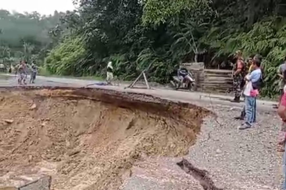 Foto Buka Tutup, Pasca Longsor Pagi Ini Jalan Nasional di Kuansing Bisa Dilewati