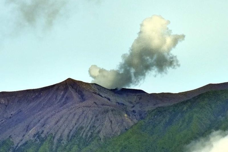 Foto Gas Beracun di Kawah Gunung Marapi Cenderung Menurun