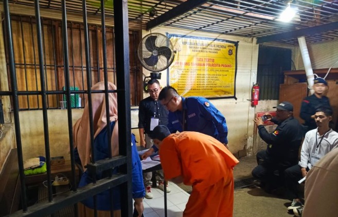 Foto Tahanan Polresta Padang Gunakan Hak Pilih di TPS Mobile