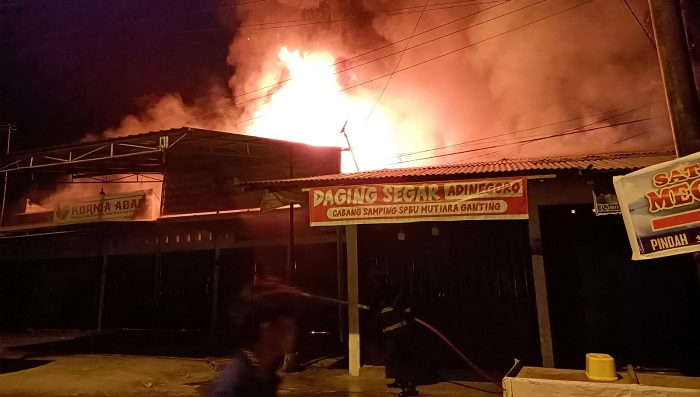 Foto Sembilan Petak Toko di Padang Terbakar, Kerugian Sekitar Rp2 Miliar