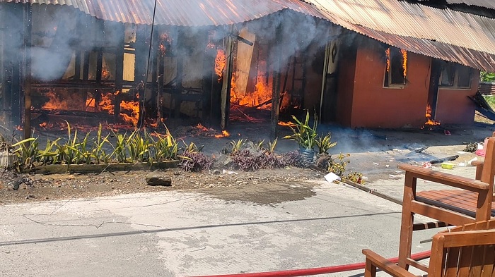 Foto Tiga Bangunan di Tabiang Banda Gadang Padang Terbakar, Kerugian Rp1,5 Miliar