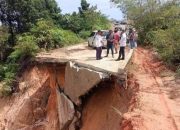 Foto Jalan Putus di Rohul, Pemprov Riau Bangun Jembatan Sementara