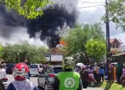 Foto Kebakaran di Padang Hanguskan 3 Bangunan dan 1 Sepeda Motor