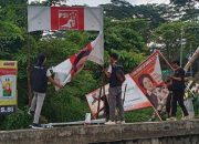 Foto Puluhan Baleho Kampanye Pagi Ini Mulai Ditertibkan di Riau