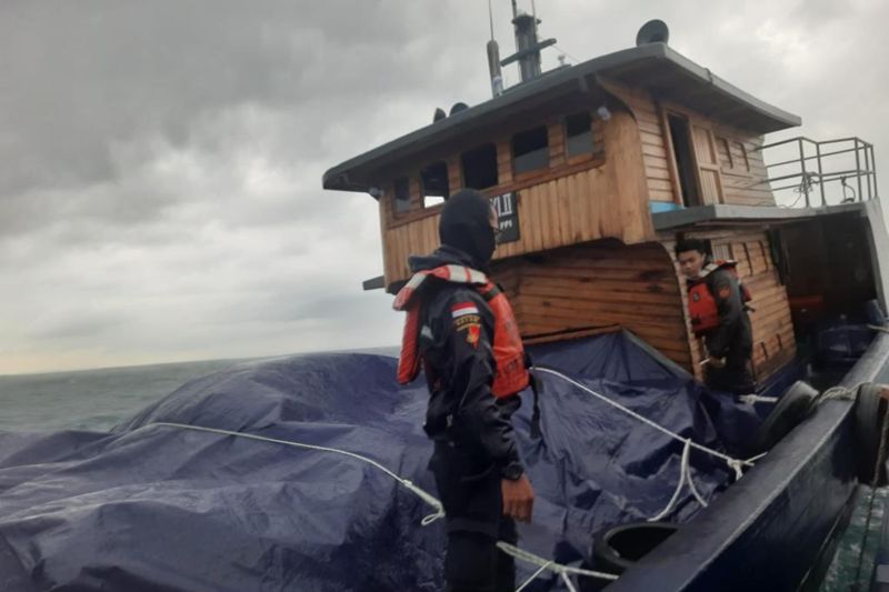 Foto Bea Cukai Gagalkan Penyelundupan Baju Bekas di Perairan Batam