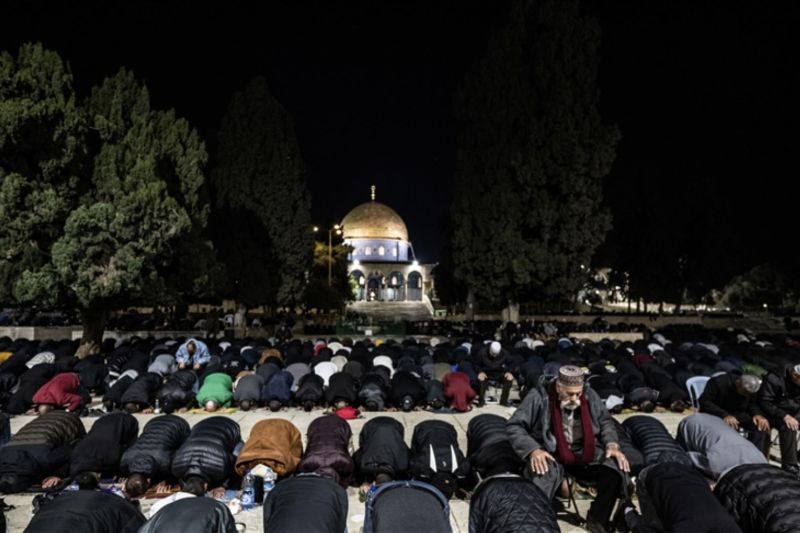 Foto 50.000 Warga Palestina Tarawih di Al-Aqsa, Meski Dibatasi Israel