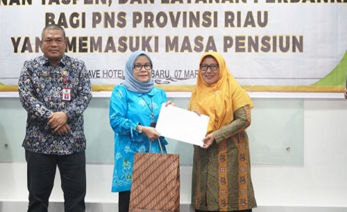 Foto 38 PNS Pemprov Riau Terima SK Pensiun