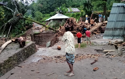 Foto Banjir dan Longsor di Pesisir Selatan: 10 Orang Hilang, Jembatan Putus