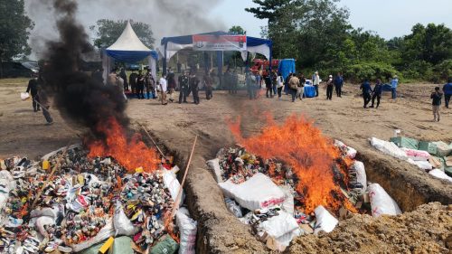 Foto Sepatu, Batik dan Pupuk Dimusnahkan: Kejari Pekanbaru Bersih-bersih Gudang