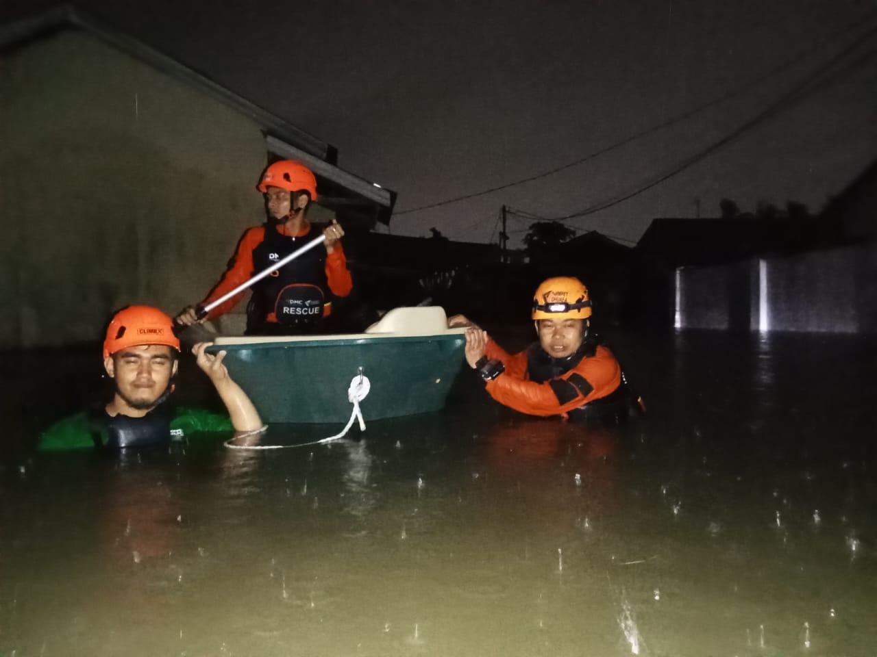 Foto Padang Banjir, DD Singgalang Turunkan Bantuan