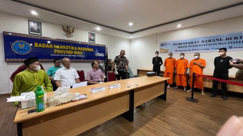Foto BNNP Riau Ciduk 3 Pelaku Narkoba, Eks Polisi Terlibat