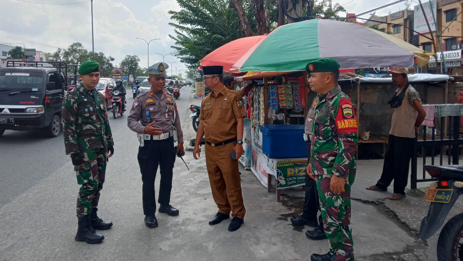 Foto PKL di Jalan Soebrantas Pekanbaru Ditertibkan