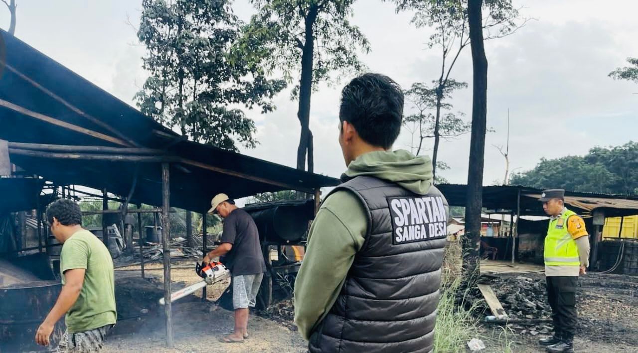 Foto 19 Tungku Penyulingan Minyak Illegal dibongkar Secara Mandiri di Sumsel