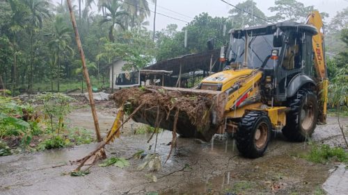 Foto Semen Padang Kirimkan TRC dan Karyawan Bantu Warga Terdampak Banjir