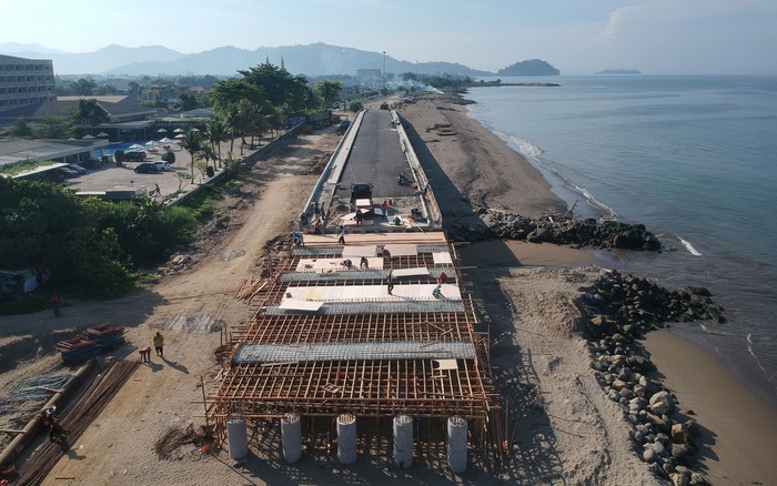 Foto Pembangunan Jembatan Lolong, Pemko Padang Sebut Terkendala Warga Belum Setuju
