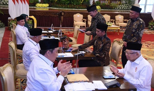 Foto Presiden Jokowi dan Wapres Ma’ruf Amin Serahkan Zakat melalui Baznas