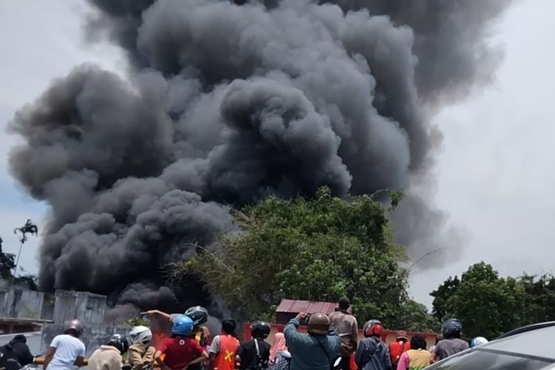 Foto Pasar Aur Kuning Bukittinggi Terbakar