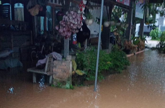 Foto Hujan Deras di Padang, Banjir di Sejumlah Lokasi