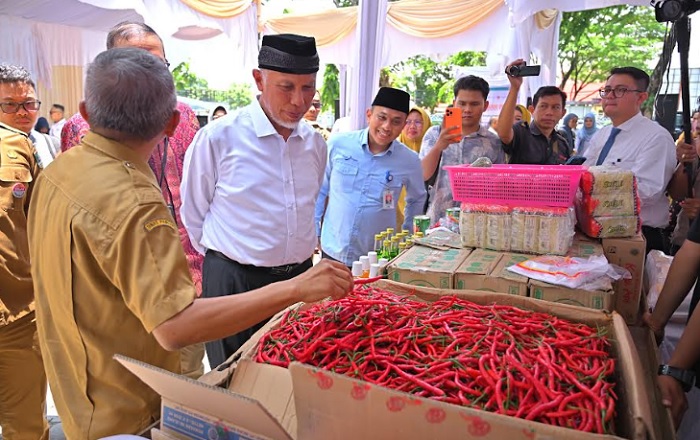 Foto Pasar Murah Pemprov Sumbar Jual Cabai Merah Rp43 Perkilo