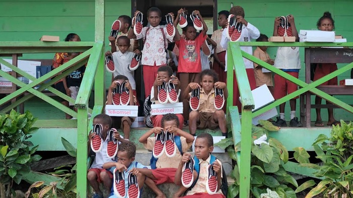 Foto Telkomsel Salurkan Ratusan Pasang Sepatu Hasil Donasi Poin Pelanggan untuk Pelajar Papua