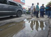 Foto Pj Gubri Cek Jalan Rusak di Pekanbaru