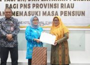 Foto 38 PNS Pemprov Riau Terima SK Pensiun