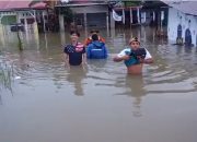 Foto Air Setinggi Dada, Di Pengungsian Setinggi Lutut