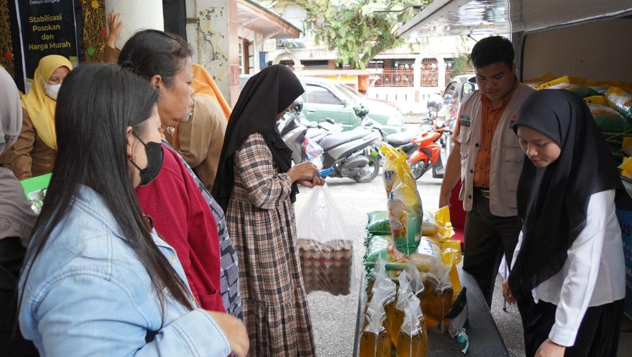 Foto Gerakan Pangan Murah di Padang Panjang Diserbu Warga