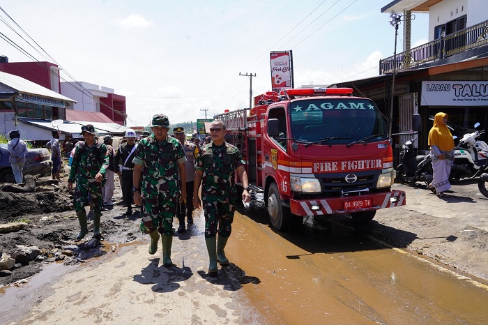 Foto Danrem 032/Wbr Cek Lokasi Terdampak Lahar Dingin, Ingatkan Warga Selalu Waspada