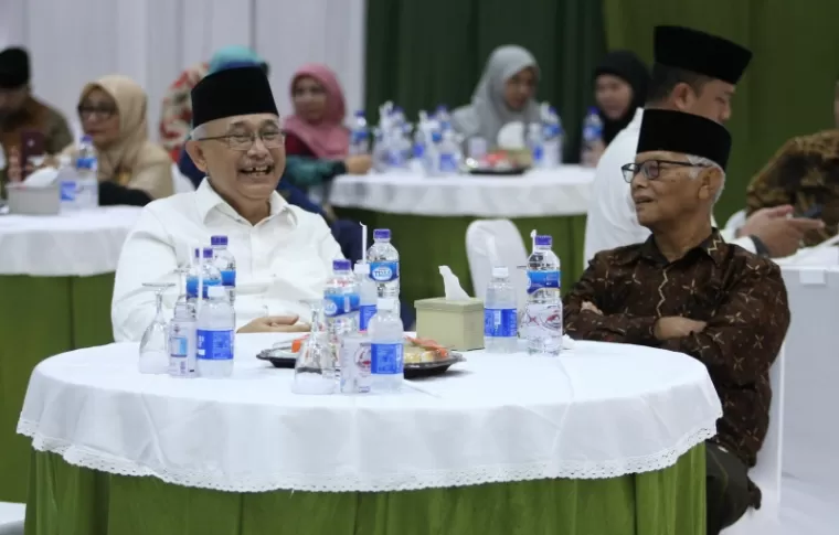 Ketua Majelis Ulama Indonesia (MUI) KH Muhammad Anwar Iskandar (kanan) bersama Ketua Umum DPP LDII KH Crhiswanto Santoso