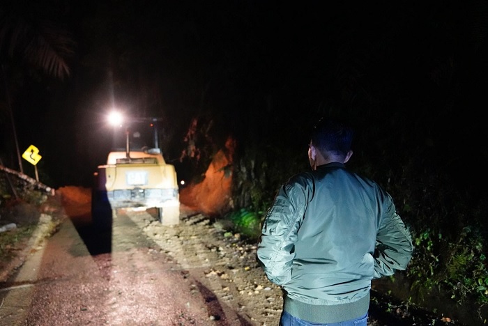 Foto Material Longsor Dibersihkan, Jalan Batusangkar - Lintau Sudah Bisa Dilewati