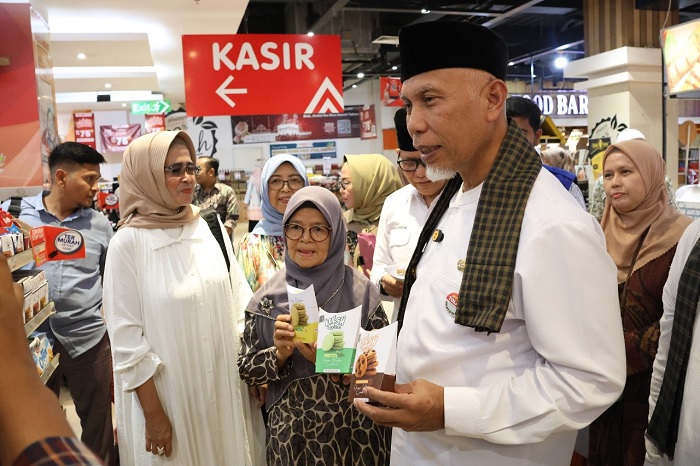 Foto Gubernur Wajibkan Retail Terima Produk UMKM di Sumbar