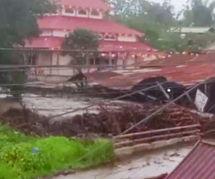 Foto 8 Warga Bukik Batabuah Dilarikan ke Rumah Sakit