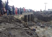 Foto Jembatan Kasiak Simpang Bukik Picu Meluapnya Lahar Dingin ke Permukiman Warga 