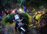 Foto Jalan Batusangkar - Lintau Putus Akibat Longsor di Kelok Aia