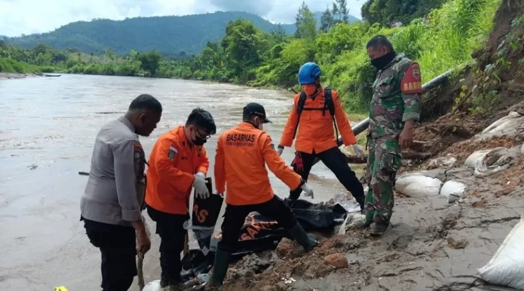 Evakuasi korban galodo