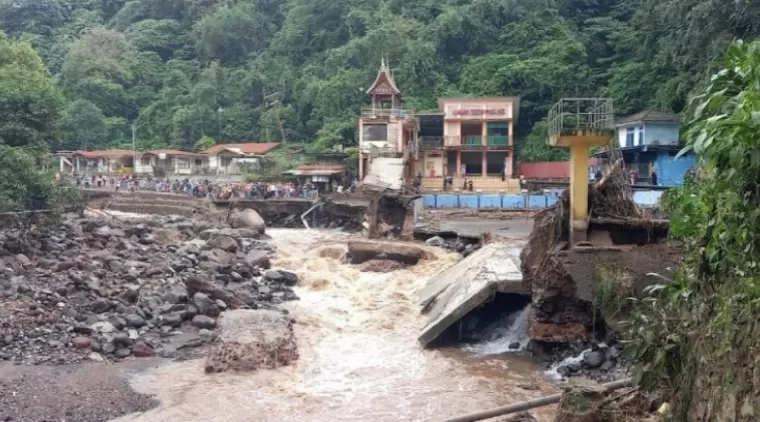 2 Orang Meninggal dan Lubuk Mata Kucing Luluhlantak Saat Banjir Bandang di Padang Panjang
