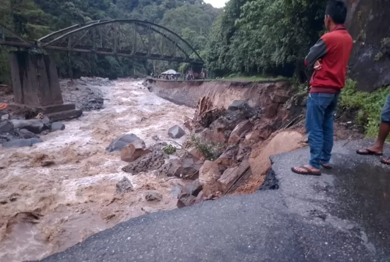 Kondisi jalan Padang-Bukittinggi di Lembah Anai rusak parah.Ist