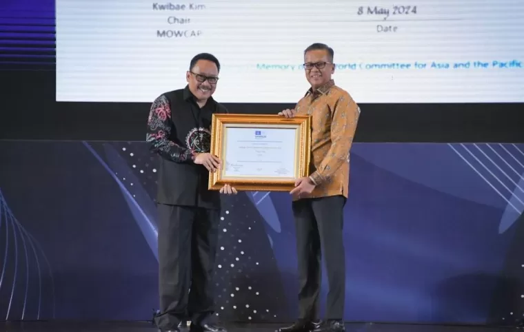 Dirut Utama PT Semen Padang Indrieffouny Indra (kanan) menerima Sertifikat MOWCAP dari UNESCO yang diserahkan oleh Pelaksana Tugas Kepala ANRI Imam Gunarto, Rabu (29/5/2024). Ist
