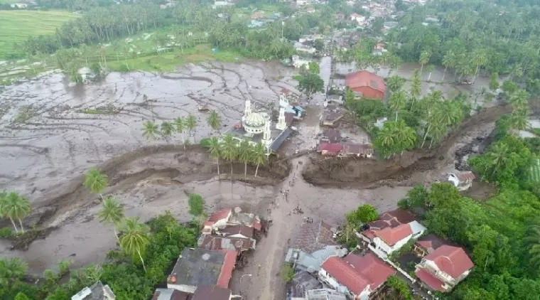 Pantauan drone BPBD Tanah Datar kejadian banjir bandang di Simpang Manunggal, Kecamatan Lima Kaum, Kab Tanah Datar, sungai ini berhulu di  Gunung Marapi dengan nama sungai Malana atau Lona. (ist)