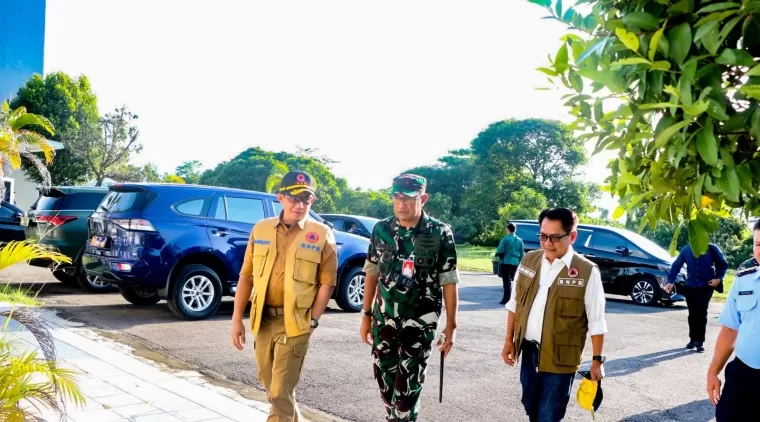 Danlanud SUT menyambut kedatangan  Kepala BNPB Letjen TNI Suharyanto, S.Sos., M.M., beserta rombongan. (Ist)