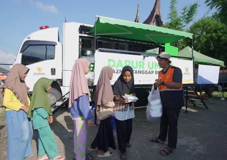 Petugas Baznas membagikan makanan bagi korban bencana banjir bandang di Tanah Datar melalui mobil dapur umum.Ist