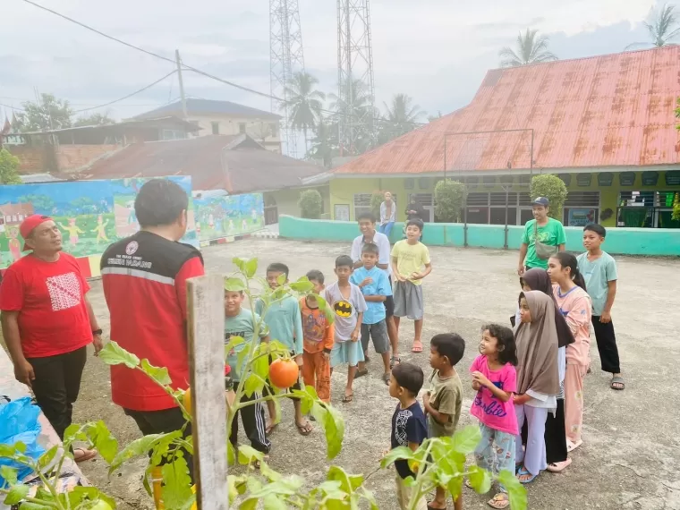 TRC Semen Padang berikan trauma healing bagi anak-anak korban bencana di Tanah Datar, Rabu (15/5/2024).Ist