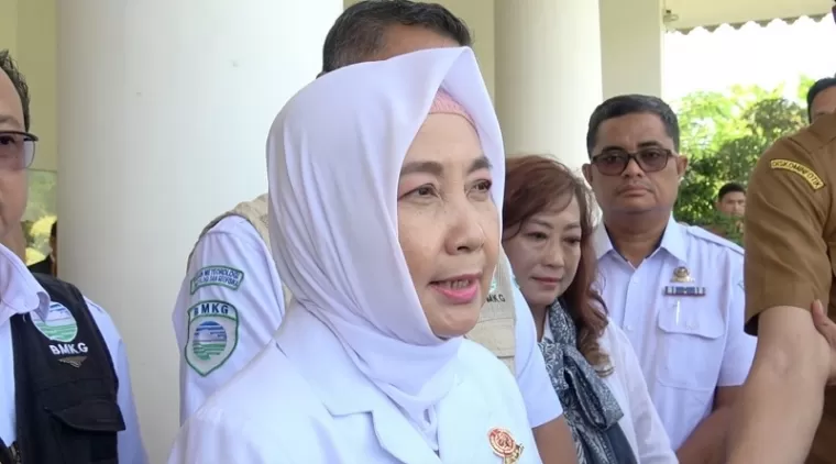 Kepala BMKG Pusat Prof. Ir. Dwikorita Karnawati, M.Sc. Ph.D usai rapat Khusus Penanganan Bencana Banjir Lahar Dingin Marapi di Balai Sidang Istana Bung Hatta, Kamis (16/5/2024). (ist)