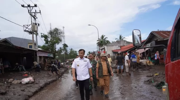 Bupati Dharmasraya Bantu Warga Korban Banjir Bandang dan Galodo di Tanah Datar