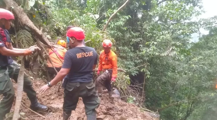 Proses evakuasi korban longsor di Sitinjau Lauik