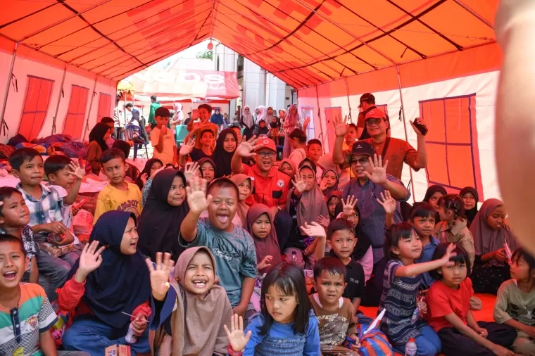 Dirut PT Semen Padang, Indrieffouny Indra bersama rombongan foto bersama dengan anak-anak korban bencana banjir bandang lahar dingin di Posko Pengungsian korban bencana di Tanah Datar, Sabtu (18/5/2024).Ist