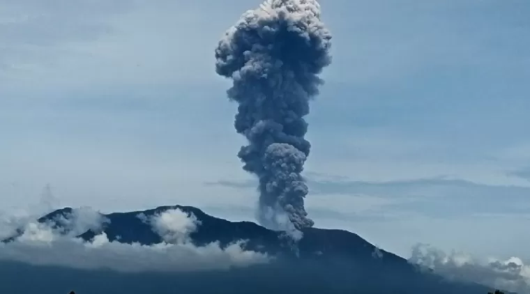 Gunung Marapi kembali meletus, Kamis (30/5) pukul 13.04 WIB dengan ketinggian sekitar 2.000 meter. (Maswir Chaniago)